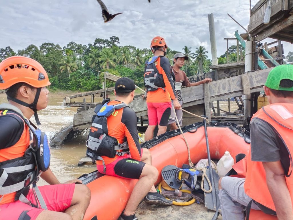 Tim SAR Memperluas Area Pencarian Ikrom Korban Tenggelam Di Sungai