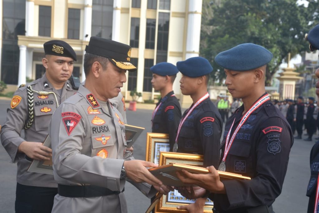 Prestasi Di Bidang Olahraga 16 Personel Satbrimob Terima Penghargaan