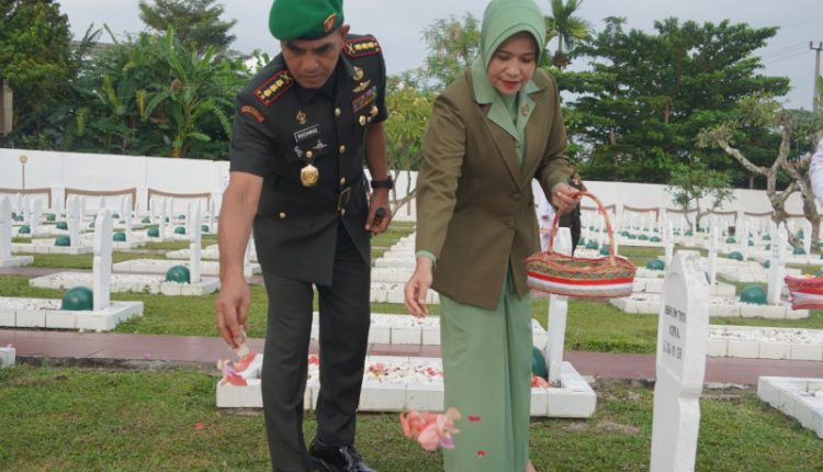 Pimpin Ziarah Rombongan Ke Makam Pahlawan Satria Bakti Ini Pesan