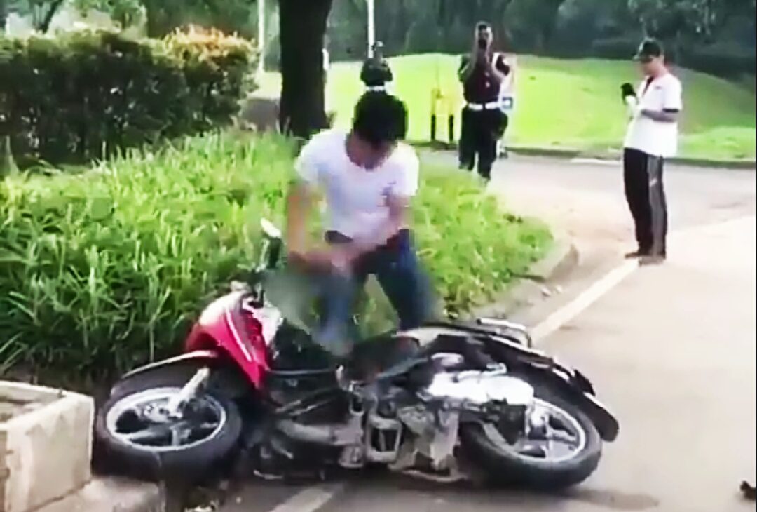 Viral Video!, Tidak Terima Ditilang, Pengendara Ini Hancurkan Motornya di Depan Polisi