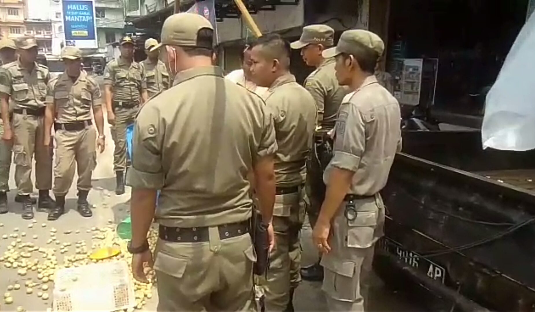 (VIDEO) Penertiban PKL di Kuala Tungkal Ricuh, Pedagang Cekcok dengan Satpol PP