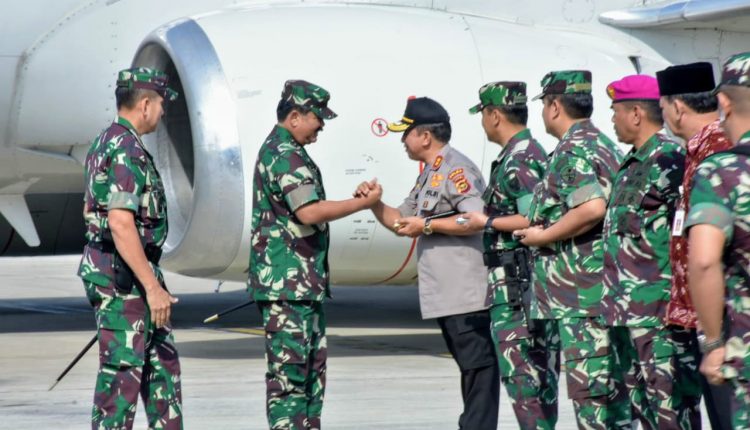 Kapolda Jambi Sambut Kedatangan Panglima Tni Di Bandara Sultan Thaha