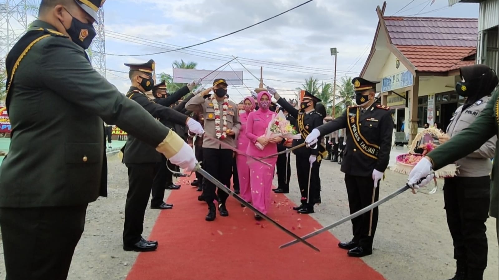 Tradisi Pedang Pora Sambut Kapolres Tanjab Barat AKBP Muharman Arta