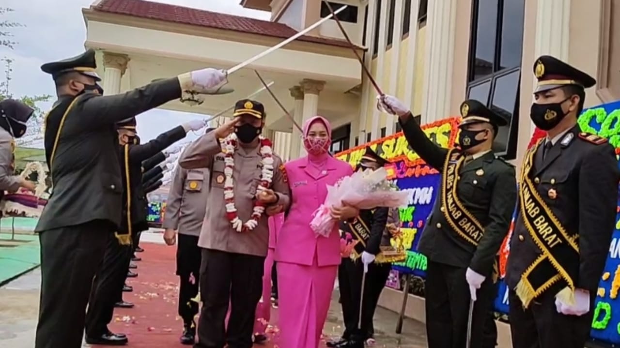 Isak Tangis Warnai Tradisi Gerbang Pora Pelepasan AKBP Guntur Saputro