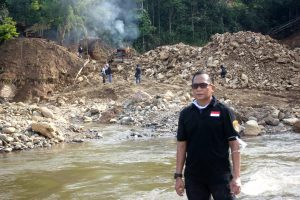 Dirreskrimsus Polda Jambi saat memusnahkan barang bukti yang digunakan untuk PETI 