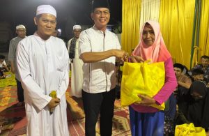 Pemberian sembako dan mukena kepada warga kurang mampu oleh Kepala BNN Kota Jambi Kombes Pol Katino