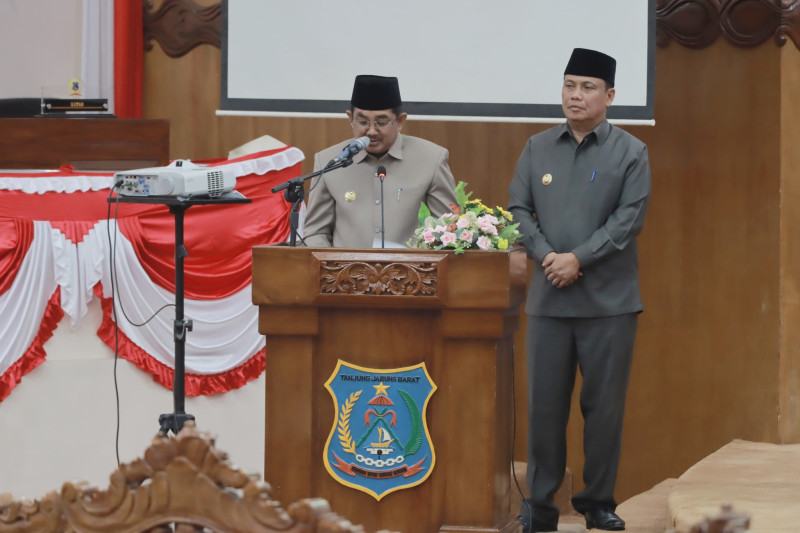 Bupati Tanjab Barat Sampaikan Visi Pembangunan 2025-2030 di Rapat Paripurna DPRD