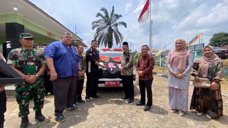 Bupati BBS menyerahkan langsung 1 unit mobil ambulance kepada Puskesmas Tanjung