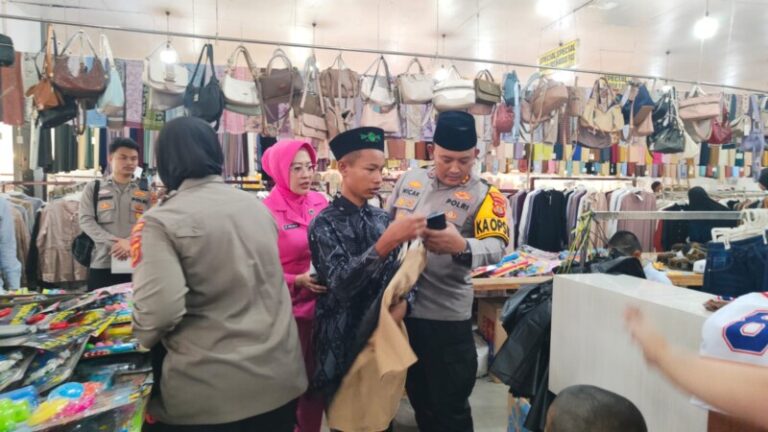 Senyum Lebaran di Atas Bus Polisi: AKBP Maulia Kuswicaksono Ajak Belasan Anak Disabilitas Borong Baju Lebaran