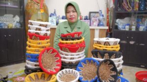 Istri Prajurit di Jambi Sulap Eceng Gondok Jadi Keranjang Buah Estetik Bernilai Jual Tinggi