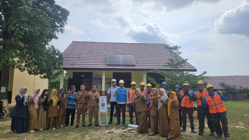 Terangi Pendidikan di Pelosok, PLN Kuala Tungkal Pasang Listrik SuperSUN di SMAN 15 Tanjab Barat