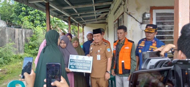 Walikota Jambi Maulana Tinjau Lokasi Kebakaran di Pemukiman Warga dan Serahkan Bantuan ke Warga Terdampak