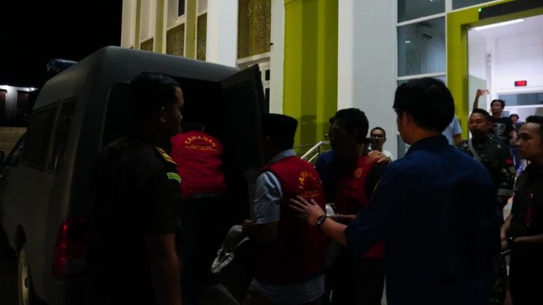 Dana Subsidi Air Bersih Rp18 Miliar Jadi Bancakan, Eks Direktur PDAM Tirta Pengabuan Cs Tak Berkutik Saat Digiring Jaksa