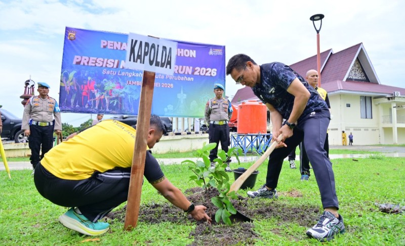 Road to Presisi Merdeka Run 2026, Kapolda Jambi Pimpin Penanaman Pohon “1 Langkah Sejuta Perubahan”