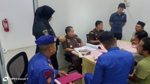 Ditpolairud Polda Jambi Limpahkan Tersangka dan Barang Bukti Kasus Perusakan Hutan dan Pelanggaran Pelayanan ke Kejari Tanjab Barat