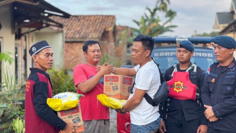 Polri Peduli, Brimob Polda Jambi Salurkan Bantuan untuk Korban Banjir di Muaro Jambi