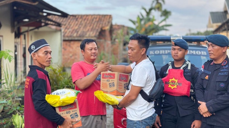 Polri Peduli, Brimob Polda Jambi Salurkan Bantuan untuk Korban Banjir di Muaro Jambi