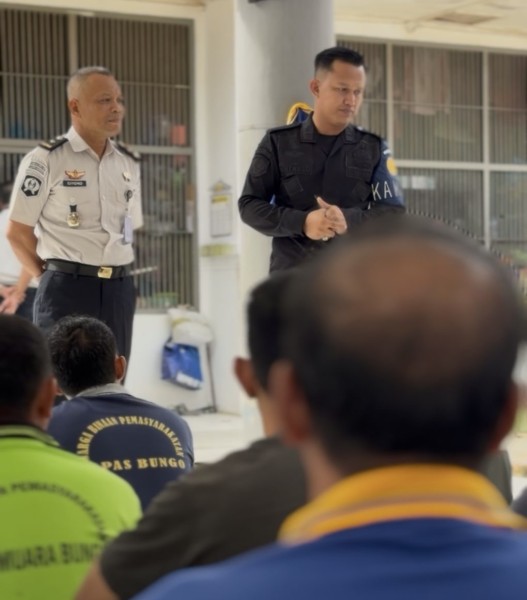 Pastikan Zero HALINAR, Lapas Kelas IIB Muara Bungo, Razia Rutin dan Tes Urin Acak di Blok Anggrek