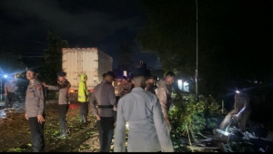 Pohon Tumbang Ganggu Arus Lalu Lintas, Batalyon A Pelopor Satbrimob Polda Jambi Gerak Cepat Lakukan Evakuasi