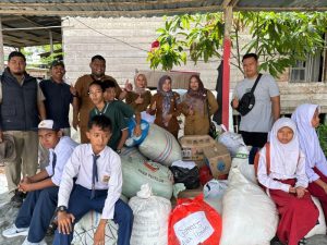 Pemdes Sungai Rambai Bersama Relawan dan Pelajar Salurkan Bantuan untuk Korban Kebakaran Teluk Nilau