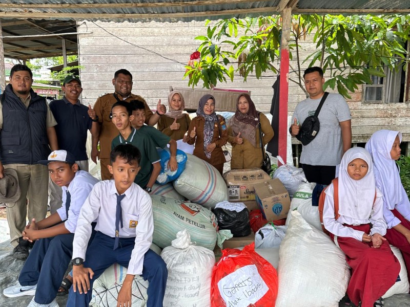 Pemdes Sungai Rambai Bersama Relawan dan Pelajar Salurkan Bantuan untuk Korban Kebakaran Teluk Nilau