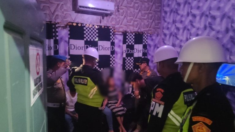 Sinergi Tiga Pilar: Subdenpom II/2-2 Tanjab, Propam, dan Satpol PP Razia Tempat Hiburan Malam di Kuala Tungkal