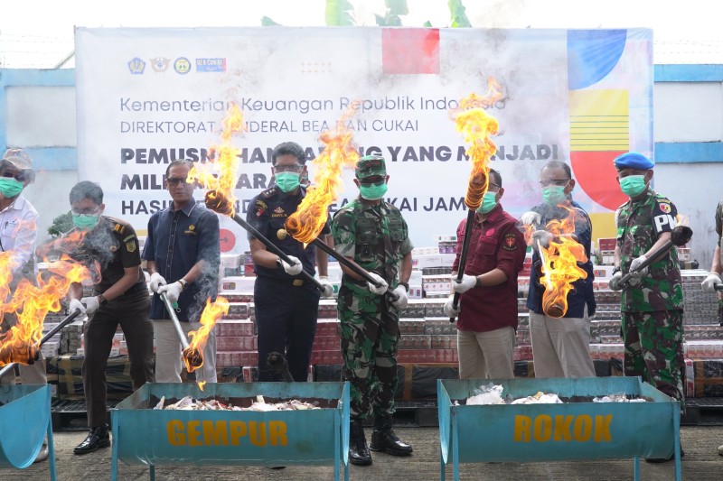 Danrem 042/Gapu Hadiri Pemusnahan Barang Milik Negara Hasil Penindakan Kepabeanan dan Cukai