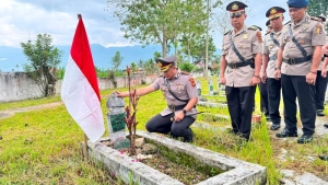 Kenang Jasa Pahlawan, Kapolres Kerinci Pimpin Zaiarah Makam di TMP Semumu Sambut Hari Bhayangkara ke 80