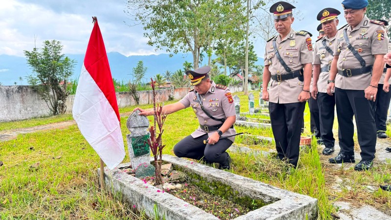 Kenang Jasa Pahlawan, Kapolres Kerinci Pimpin Zaiarah Makam di TMP Semumu Sambut Hari Bhayangkara ke 80