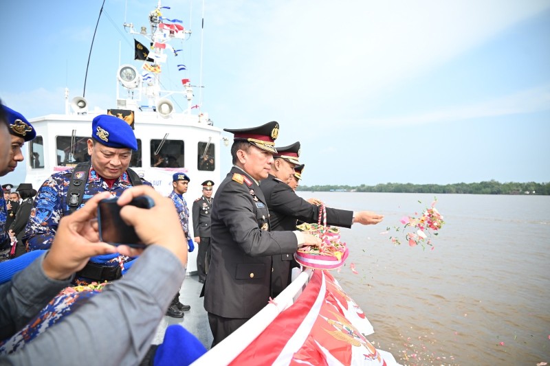 Gunakan Kapal Airud, Wakapolda Jambi Pimpin Upacara Tabur Bunga di Perairan Kuala Tungkal serta Salurkan Bansos ke Nelayan