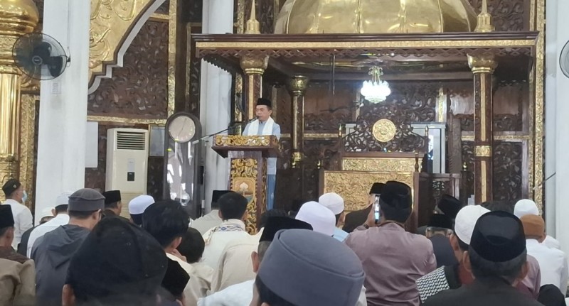 Gubernur Al Haris Ajak Masyarakat Perkuat Semangat Berkurban saat Sholat Idul Adha di Mesjid Al Falah
