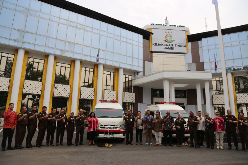 Perkuat Layanan Kesehatan di Jambi, PetroChina Serahkan Bantuan Ambulans untuk RS Adhyaksa
