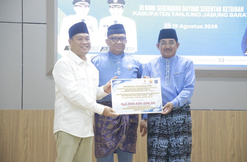 PetroChina Serahkan Bantuan Pendidikan, Beasiswa, hingga Renovasi Sentra UMKM di Tanjab Barat
