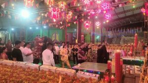 Meriah! Ribuan Umat Padati Malam Puncak Perayaan HUT Tua Ji Ya Pek di Kelenteng Kuang Kong Bio Kuala Tungkal