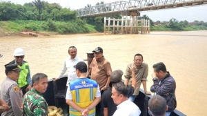 Bersama Anggota DPR Tinjau Lokasi Longsor di Pasar Panjang, Ketua DPRD Kota Jambi Dorong Pusat Bangun Turap Sungai Batanghari