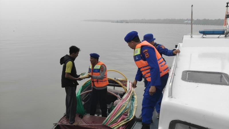 Jumat Berkah di Perairan, Satpolairud Polres Tanjab Barat Bagikan Puluhan Paket Sembako untuk Nelayan