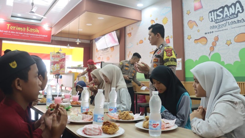 Selain Jumat Berbagi, Polres Tanjab Barat Ajak Anak Panti Asuhan Makan Bersama Sepuasnya