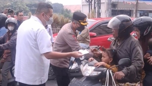 Ketua DPRD Kota Jambi Bagikan 2.000 Masker, Warga Diimbau Waspadai Kualitas Udara