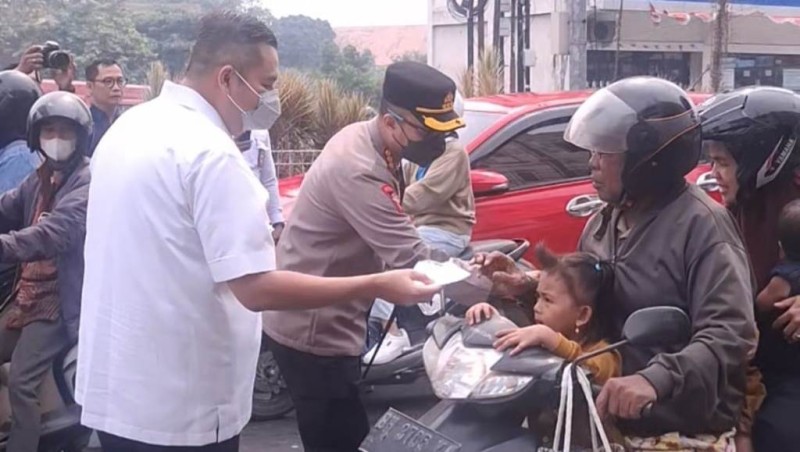 Ketua DPRD Kota Jambi Bagikan 2.000 Masker, Warga Diimbau Waspadai Kualitas Udara