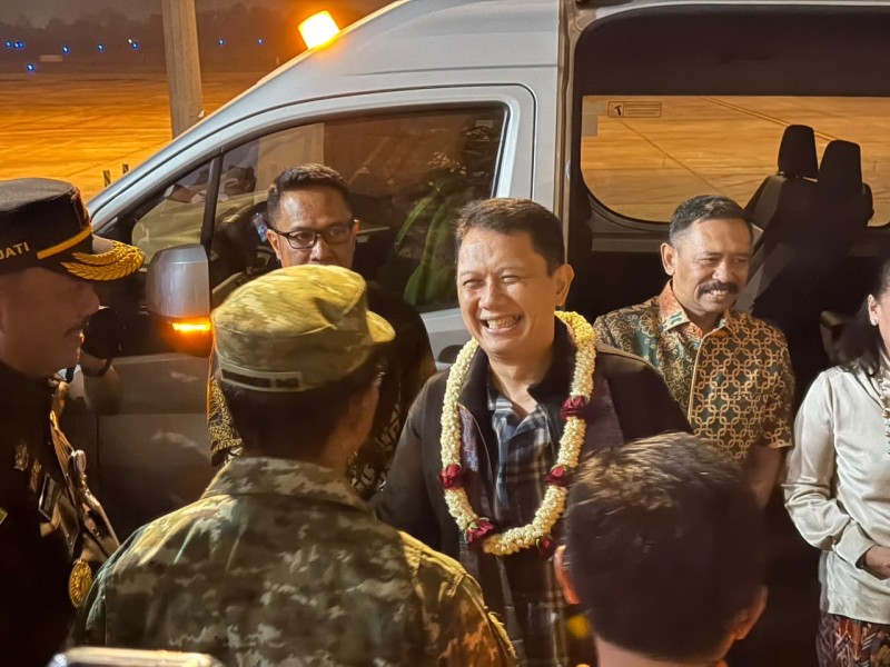 Didampingi Istri, Irjen Pol Drs Widodo Tiba di Jambi, Kedatangan Kapolda Jambi yang Baru Disambut Gubernur dan Forkompimda