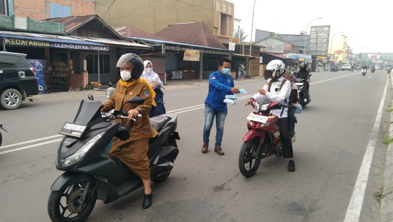 Darurat Kabut Asap! Dinkes Bersama IWO Tanjab Barat Turun ke Jalan Bagikan Ribuan Masker untuk Warga
