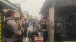 Mencekam! Puluhan Polisi Bersenjata Lengkap Gerebek Lorong Maut dan Parit 4 Kampung Nelayan Kuala Tungkal