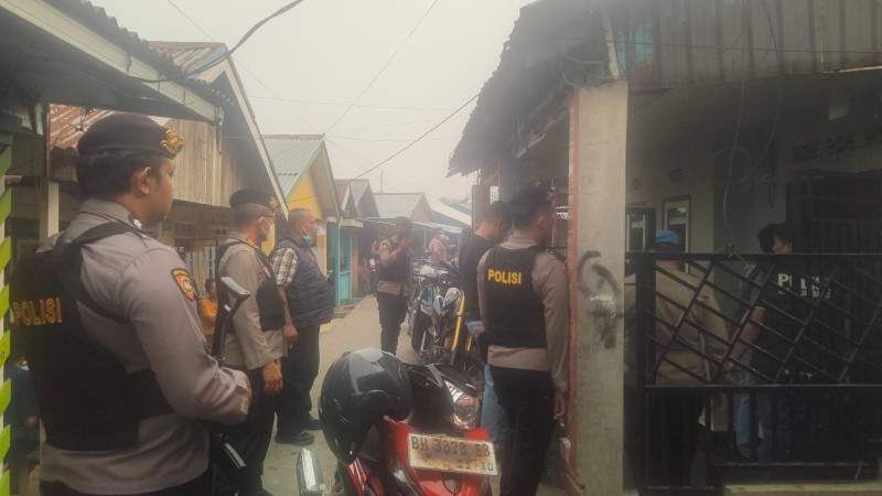 Mencekam! Puluhan Polisi Bersenjata Lengkap Gerebek Lorong Maut dan Parit 4 Kampung Nelayan Kuala Tungkal